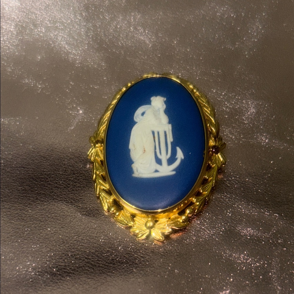 Goldtone  and Wedgwood Blue Cameo Brooch J1001